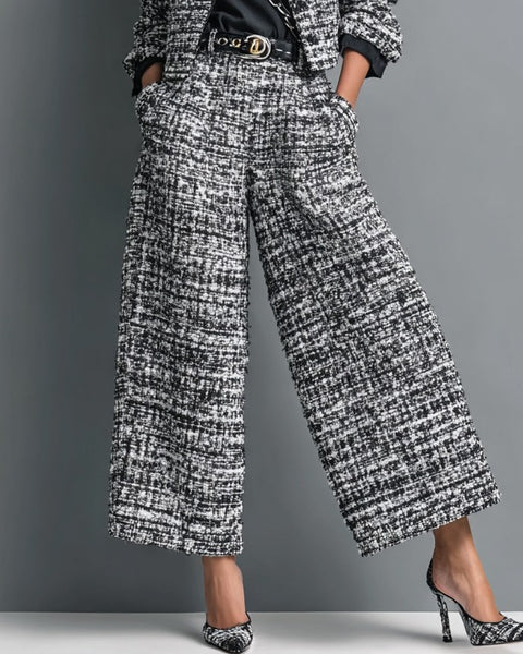 Completo composto da giacca corta monopetto e pantaloni larghi in tweed