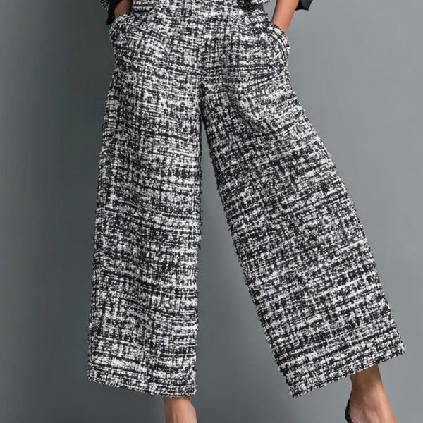 Completo composto da giacca corta monopetto e pantaloni larghi in tweed