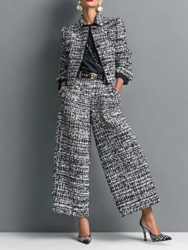 Completo composto da giacca corta monopetto e pantaloni larghi in tweed