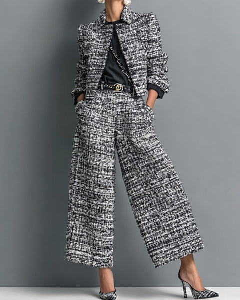 Completo composto da giacca corta monopetto e pantaloni larghi in tweed