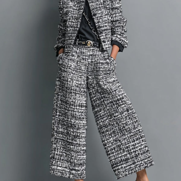 Completo composto da giacca corta monopetto e pantaloni larghi in tweed