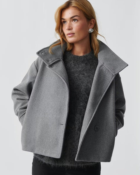 Cappotto in lana con colletto alto