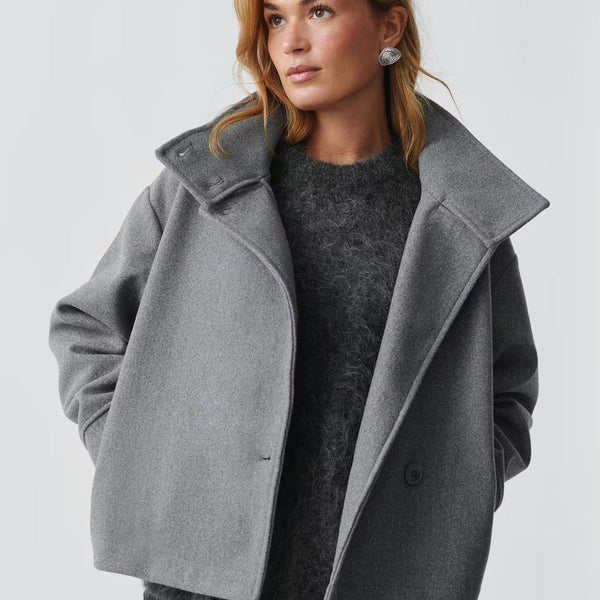 Cappotto in lana con colletto alto