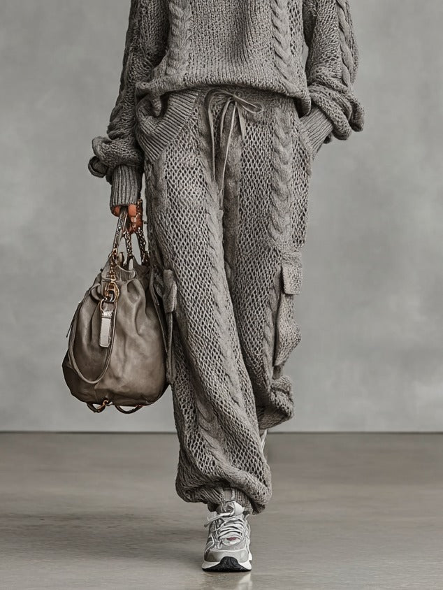 Completo pantalone cargo e maglione a collo alto in maglia intrecciata