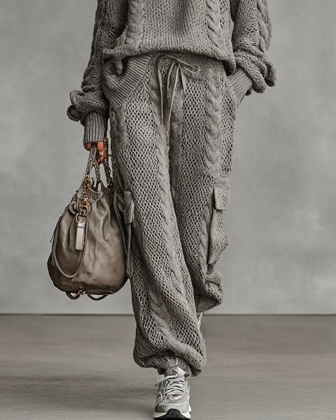 Completo pantalone cargo e maglione a collo alto in maglia intrecciata