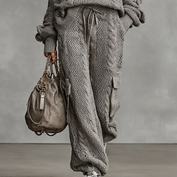 Completo pantalone cargo e maglione a collo alto in maglia intrecciata