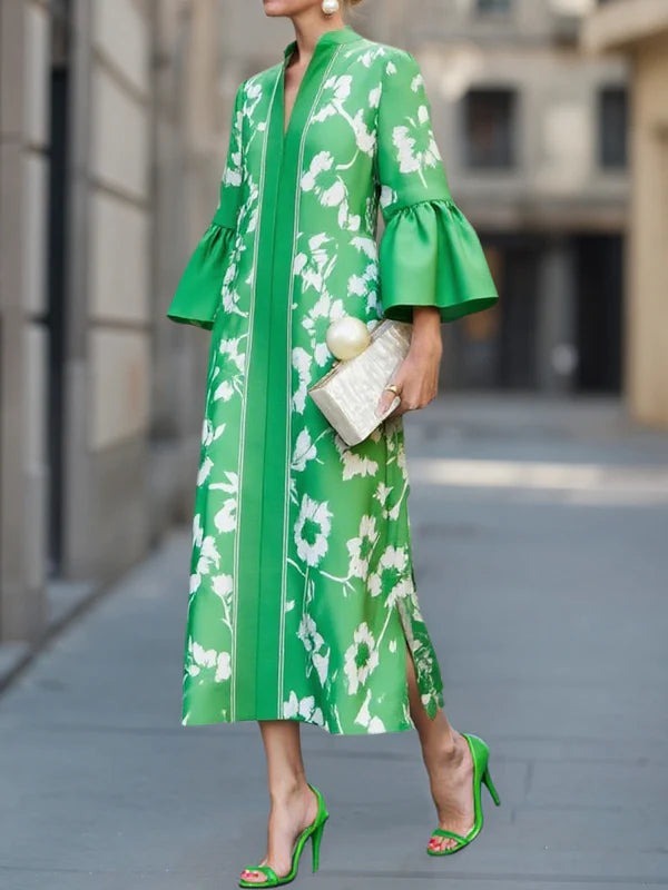 Abito ampio con maniche a campana e stampa floreale con spacco laterale