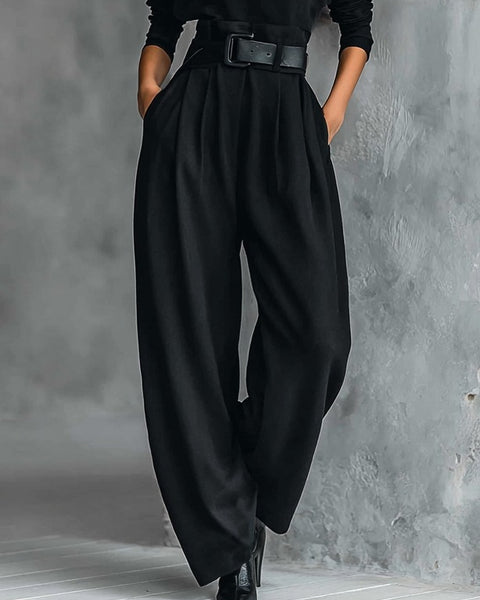 Set composto da maglia a collo alto e pantaloni dritti (cintura inclusa)