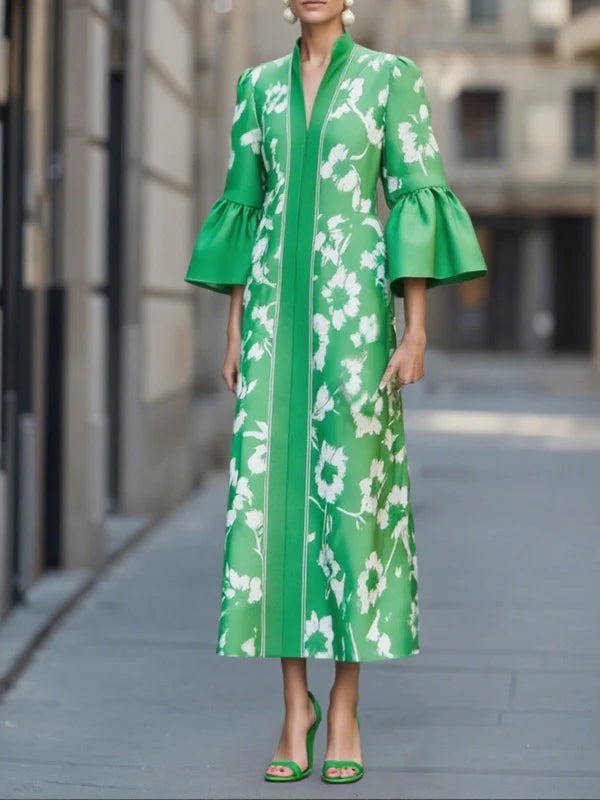 Abito ampio con maniche a campana e stampa floreale con spacco laterale
