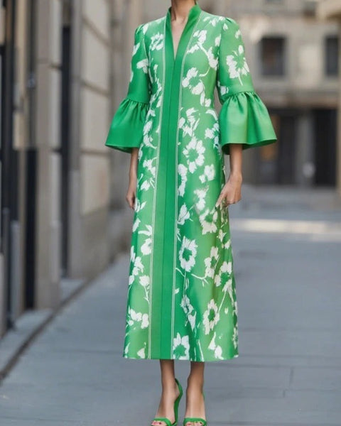 Abito ampio con maniche a campana e stampa floreale con spacco laterale