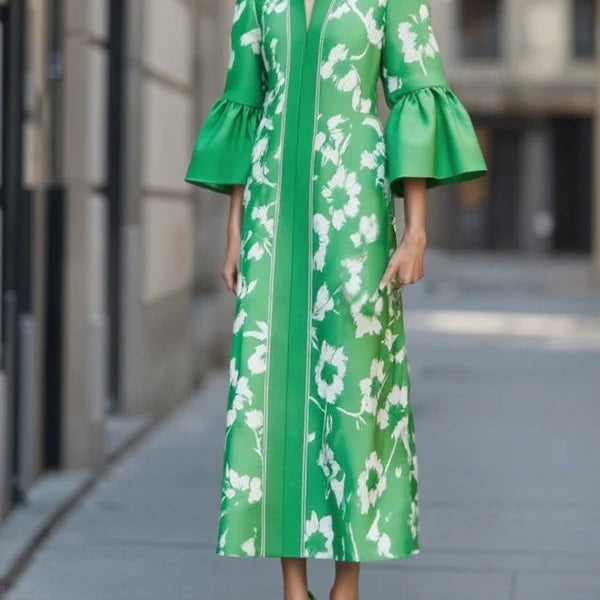 Abito ampio con maniche a campana e stampa floreale con spacco laterale