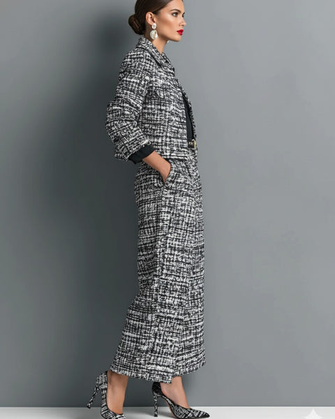 Completo composto da giacca corta monopetto e pantaloni larghi in tweed