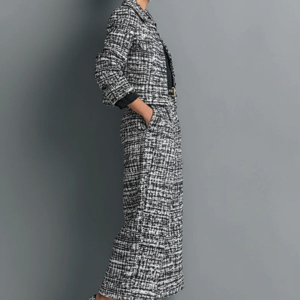 Completo composto da giacca corta monopetto e pantaloni larghi in tweed