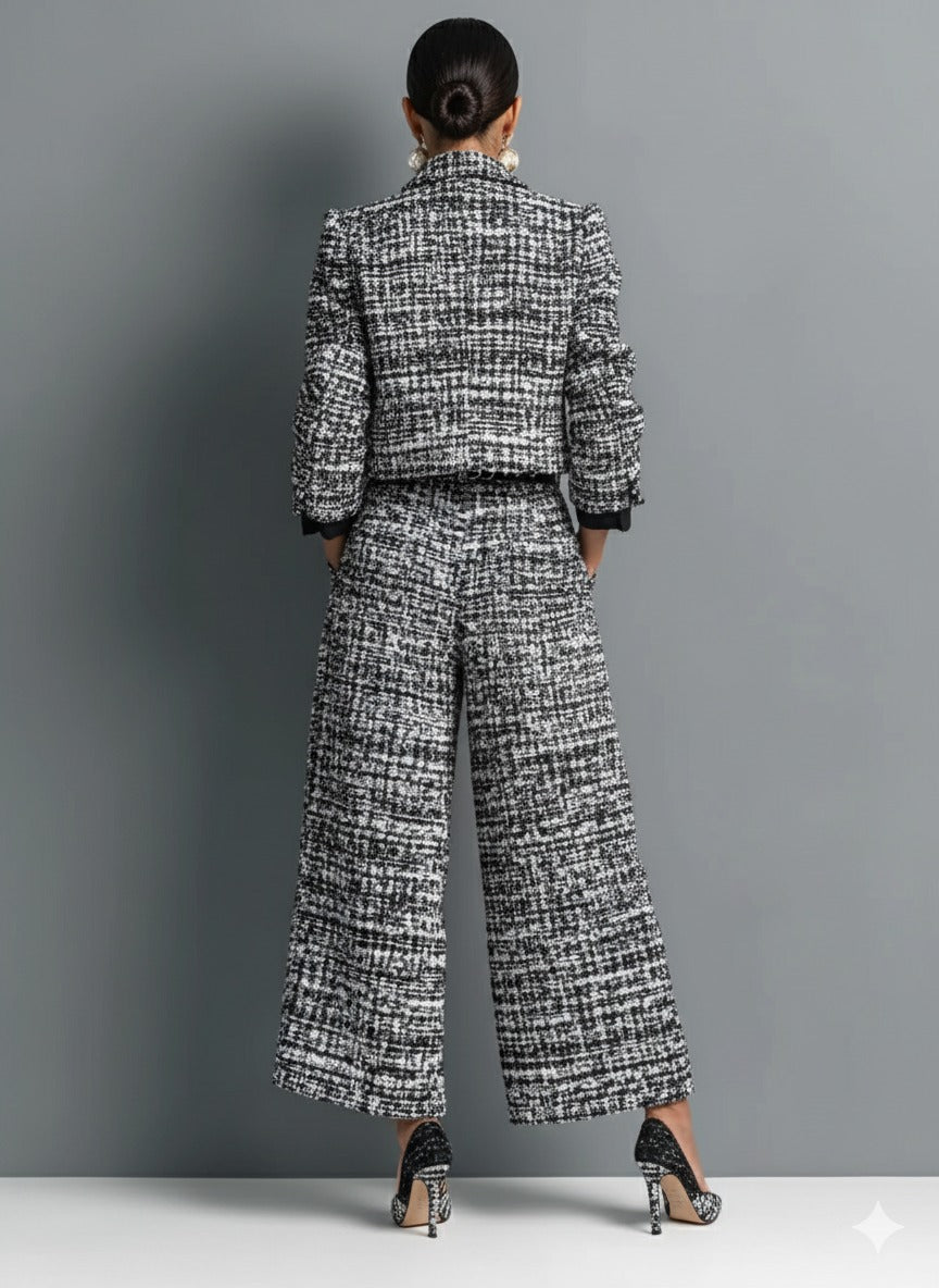 Completo composto da giacca corta monopetto e pantaloni larghi in tweed