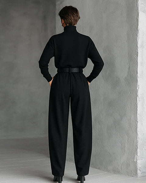 Set composto da maglia a collo alto e pantaloni dritti (cintura inclusa)