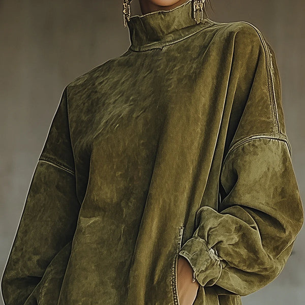 Abito dolcevita in finta pelle scamosciata con orlo sfrangiato