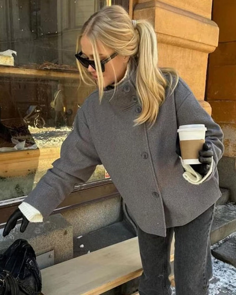 Cappotto in lana con colletto alto