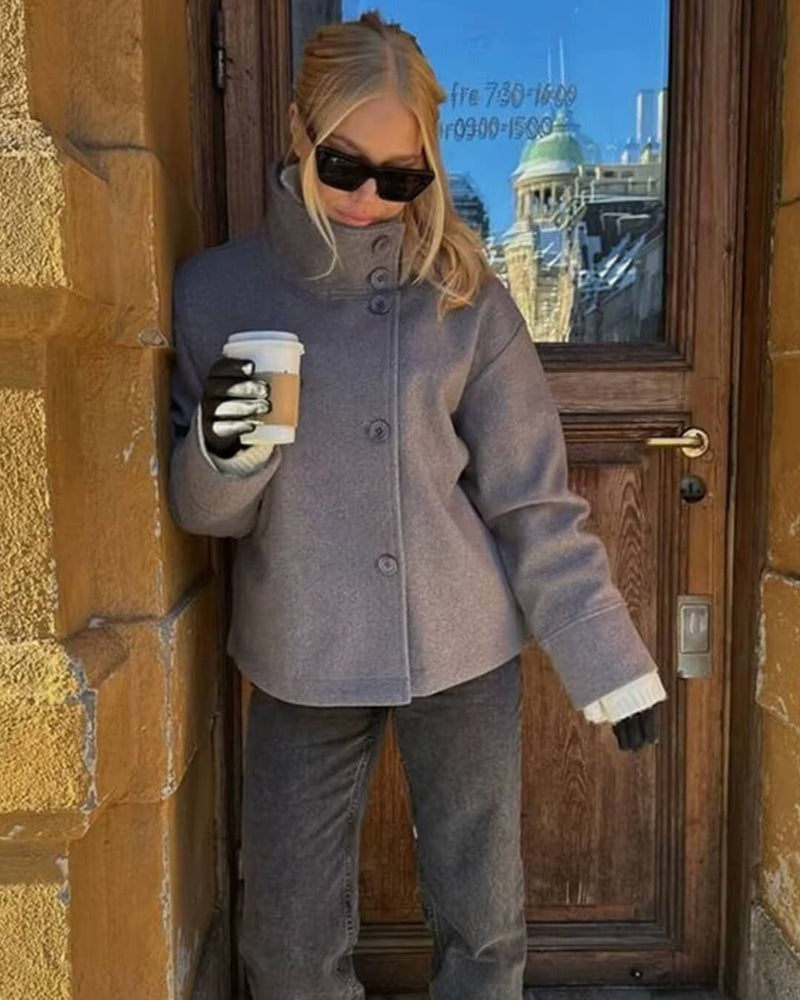 Cappotto in lana con colletto alto