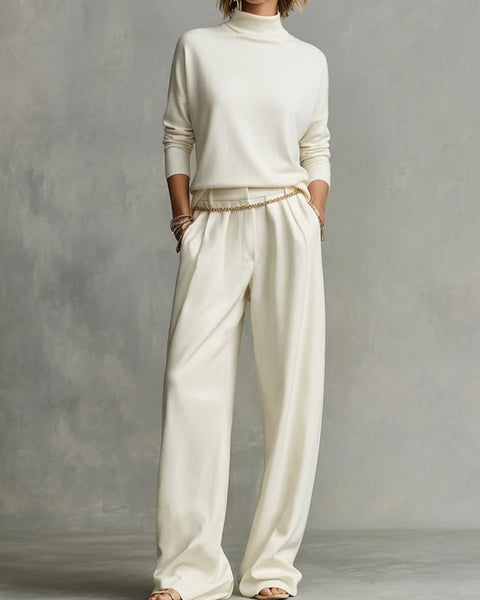 Completo composto da morbido maglione a collo alto e pantaloni fluidi (con catena in vita)