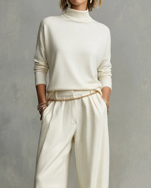 Completo composto da morbido maglione a collo alto e pantaloni fluidi (con catena in vita)