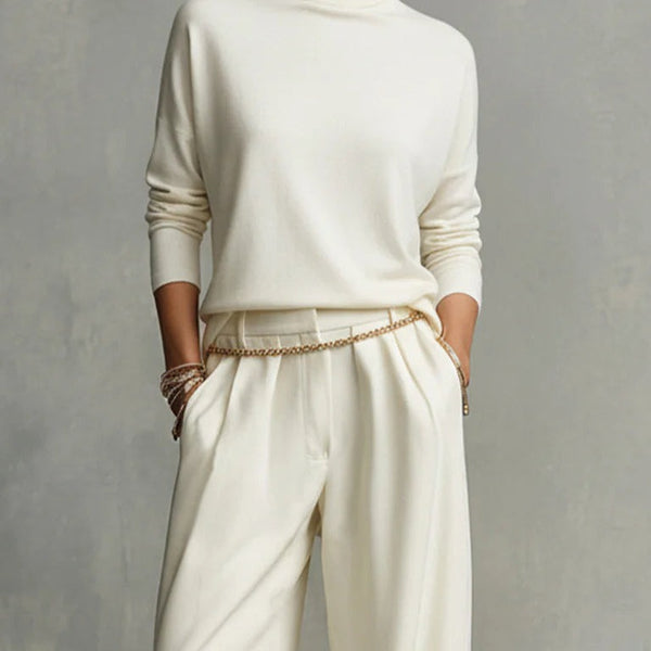 Completo composto da morbido maglione a collo alto e pantaloni fluidi (con catena in vita)