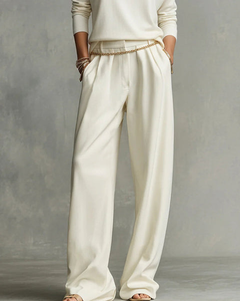 Completo composto da morbido maglione a collo alto e pantaloni fluidi (con catena in vita)