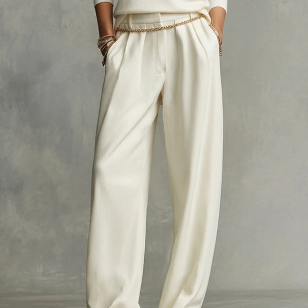 Completo composto da morbido maglione a collo alto e pantaloni fluidi (con catena in vita)