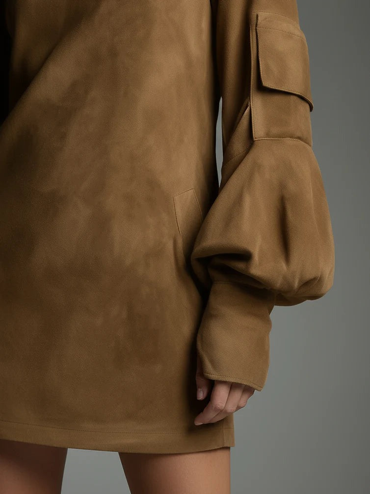 Abito ampio in pelle scamosciata con collo alto