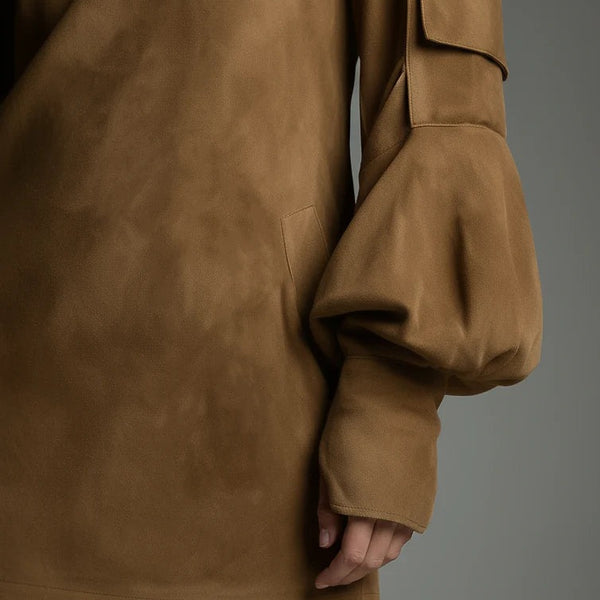 Abito ampio in pelle scamosciata con collo alto