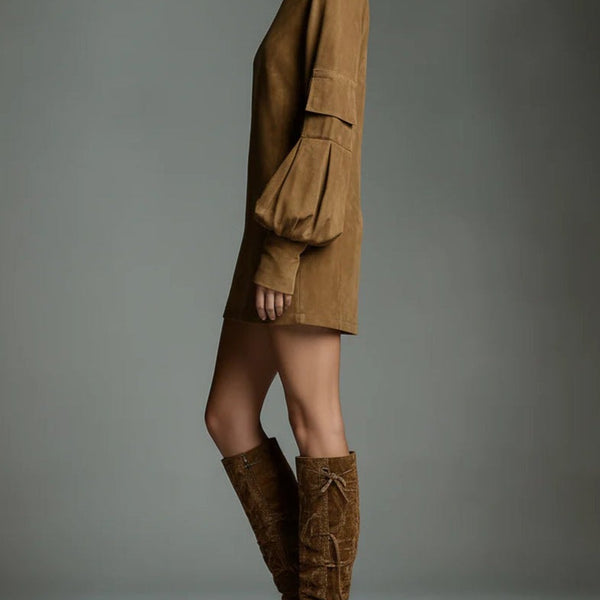 Abito ampio in pelle scamosciata con collo alto