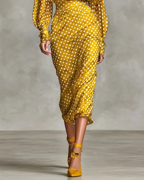 Completo vintage con camicia e gonna in raso a pois