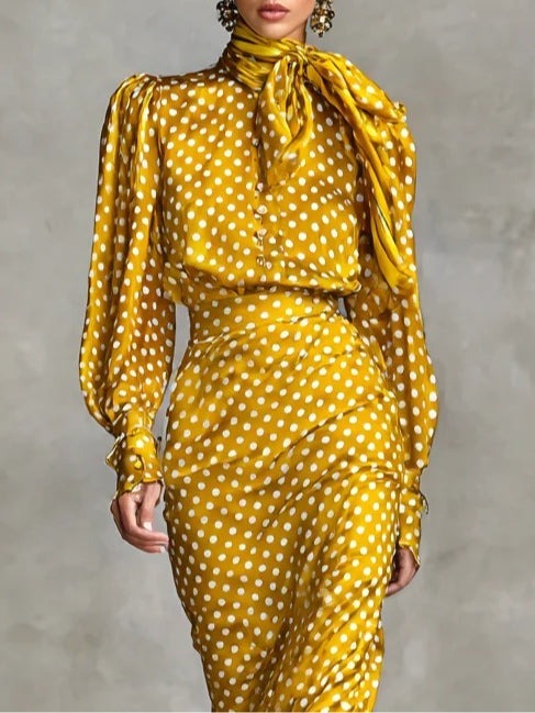 Completo vintage con camicia e gonna in raso a pois