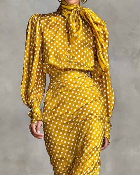 Completo vintage con camicia e gonna in raso a pois