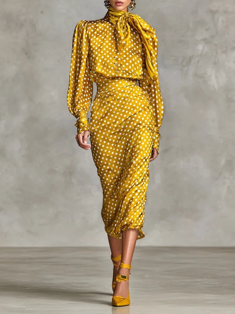 Completo vintage con camicia e gonna in raso a pois