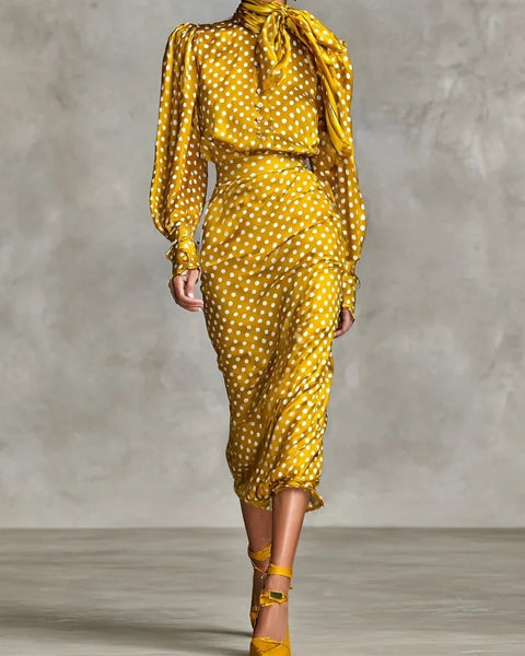 Completo vintage con camicia e gonna in raso a pois