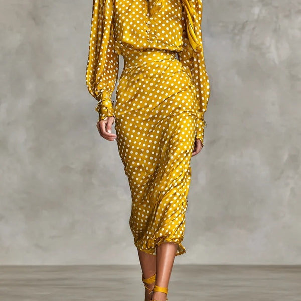 Completo vintage con camicia e gonna in raso a pois