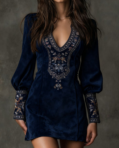 Mini abito vintage in pelle scamosciata ricamata con scollo a V