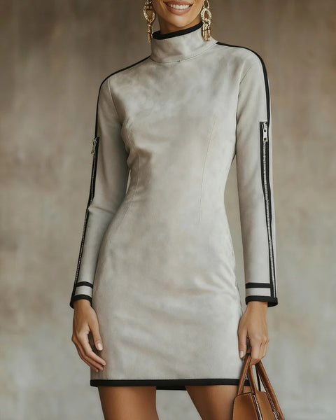 Abito corto con zip e collo alto in finta pelle scamosciata