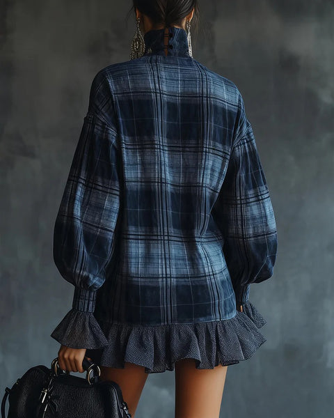 Abito corto con collo alto e volant in rete a quadri blu