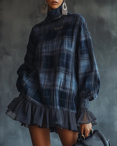 Abito corto con collo alto e volant in rete a quadri blu
