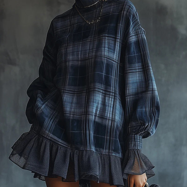 Abito corto con collo alto e volant in rete a quadri blu