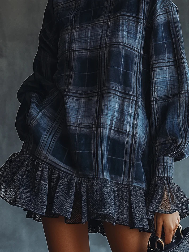 Abito corto con collo alto e volant in rete a quadri blu