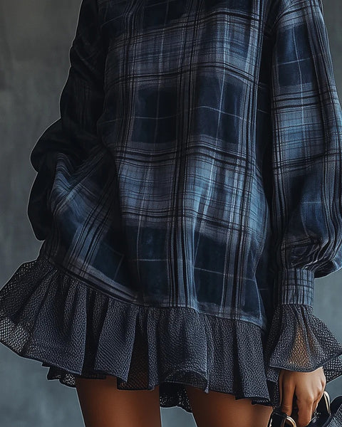 Abito corto con collo alto e volant in rete a quadri blu