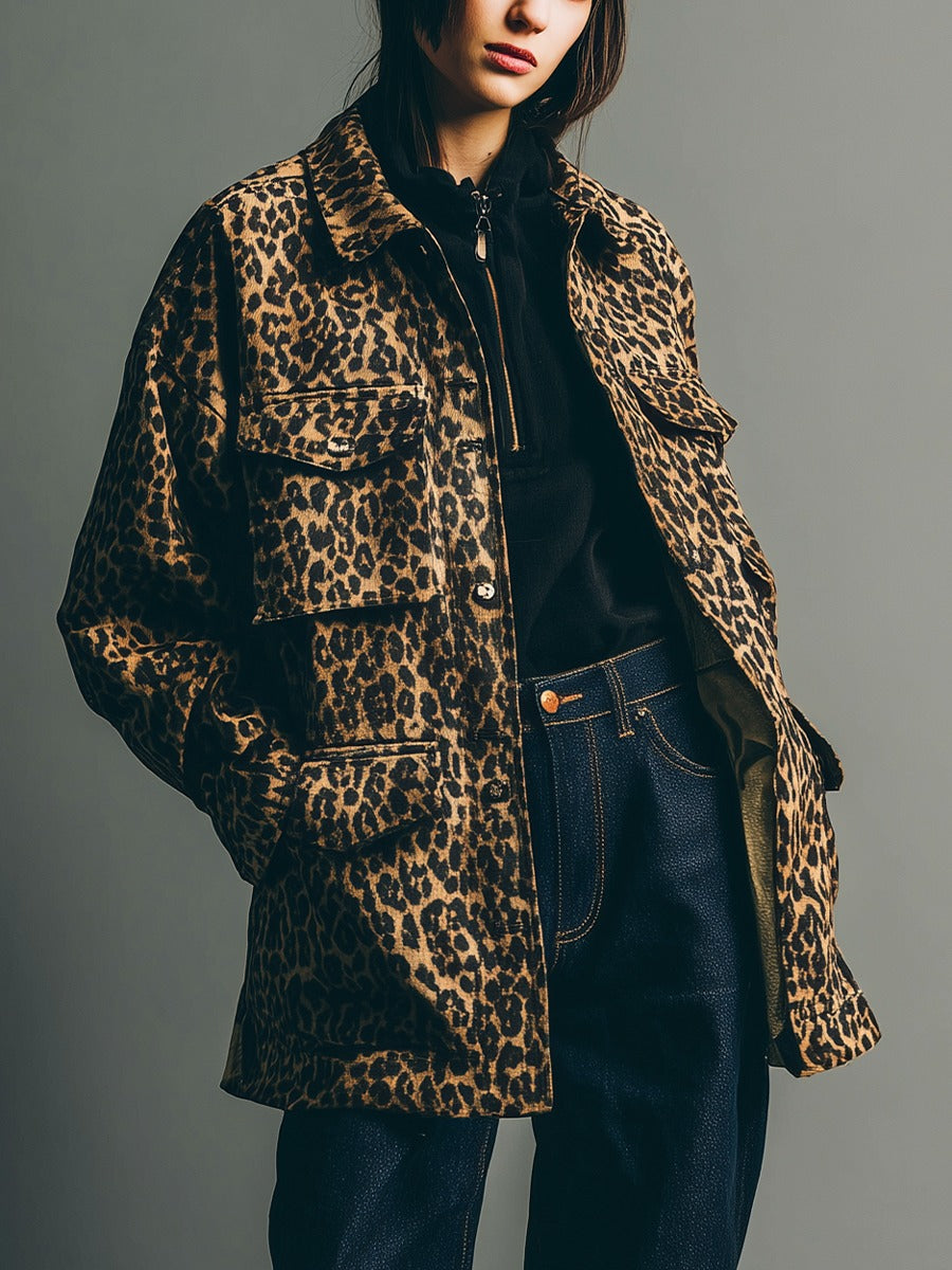 Giacca con revers e stampa leopardata retrò