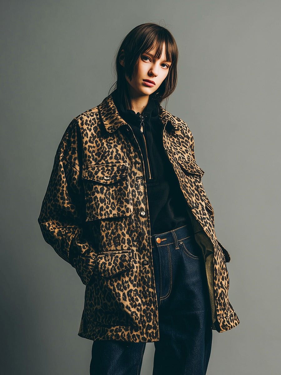 Giacca con revers e stampa leopardata retrò