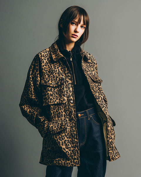 Giacca con revers e stampa leopardata retrò