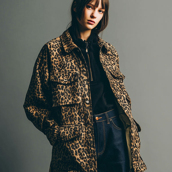 Giacca con revers e stampa leopardata retrò