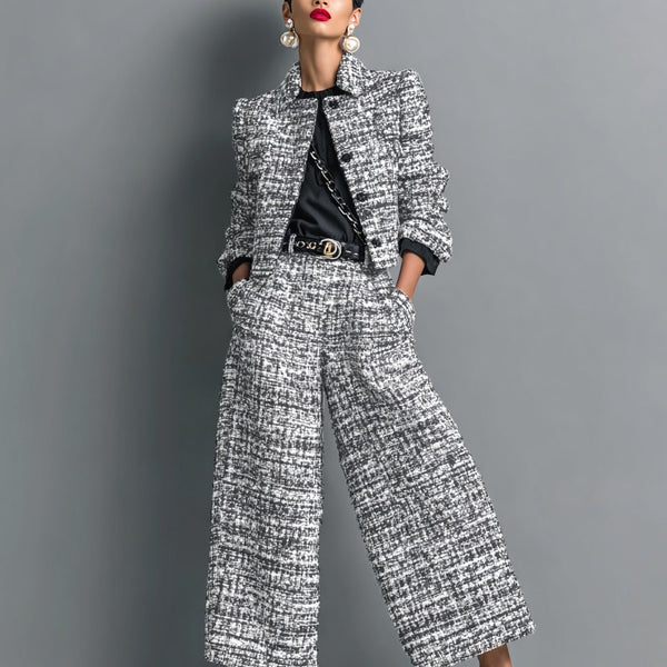 Completo composto da giacca corta monopetto e pantaloni larghi in tweed